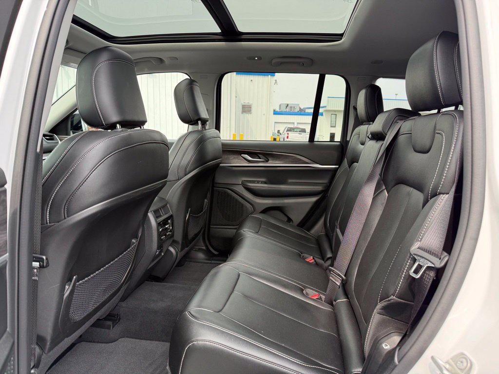 Used 2023 Jeep Grand Cherokee Limited w/ Black Appearance Package AWD/4WD image 10