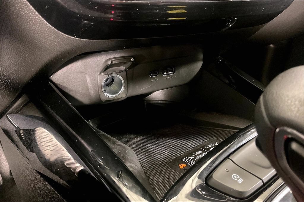 Used 2025 Chevrolet Trax RS w/ Sunroof Package FWD image 29