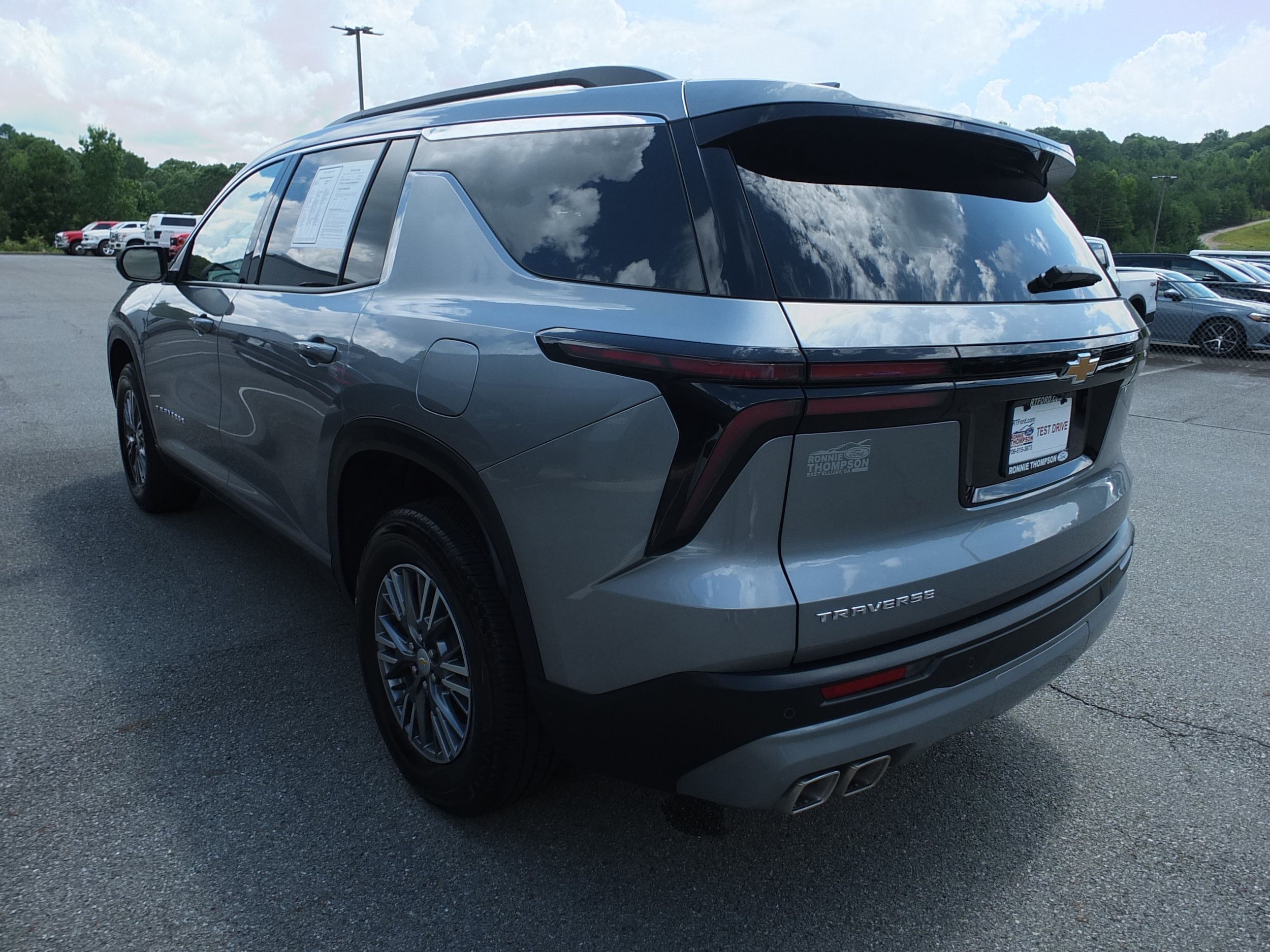 Used 2026 Chevrolet Traverse LT FWD image 5