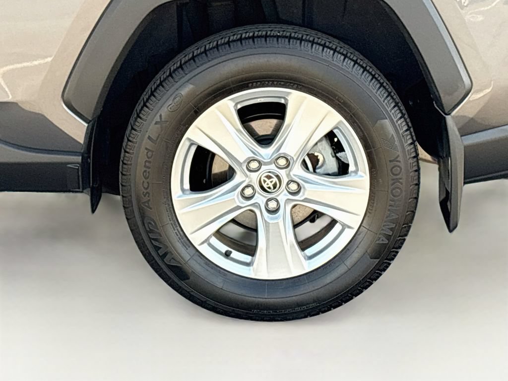 Used 2020 Toyota RAV4 XLE w/ XLE Grade Weather Package AWD/4WD image 30