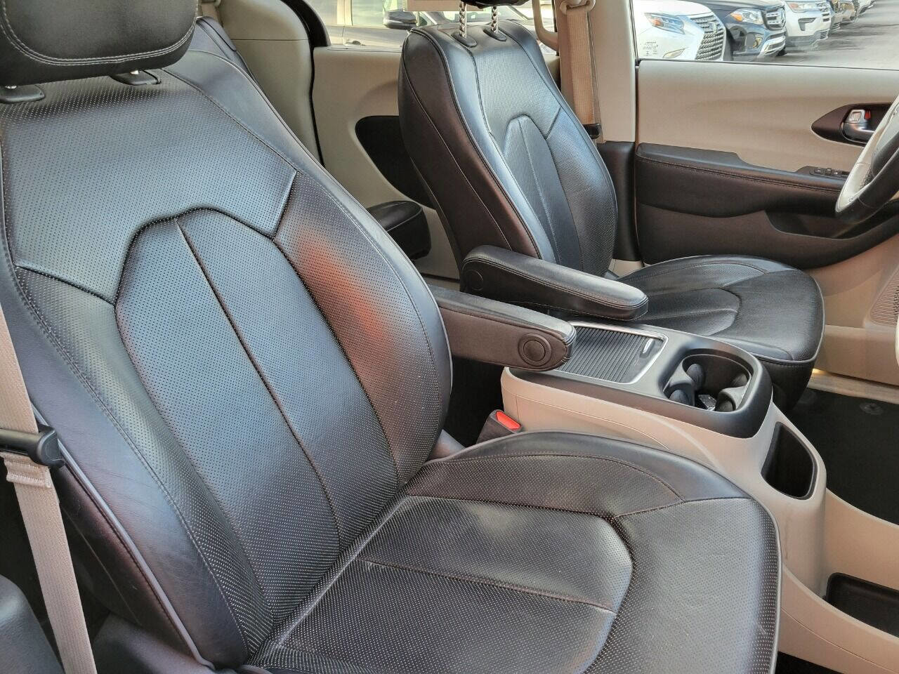Used 2020 Chrysler Pacifica Limited FWD image 10