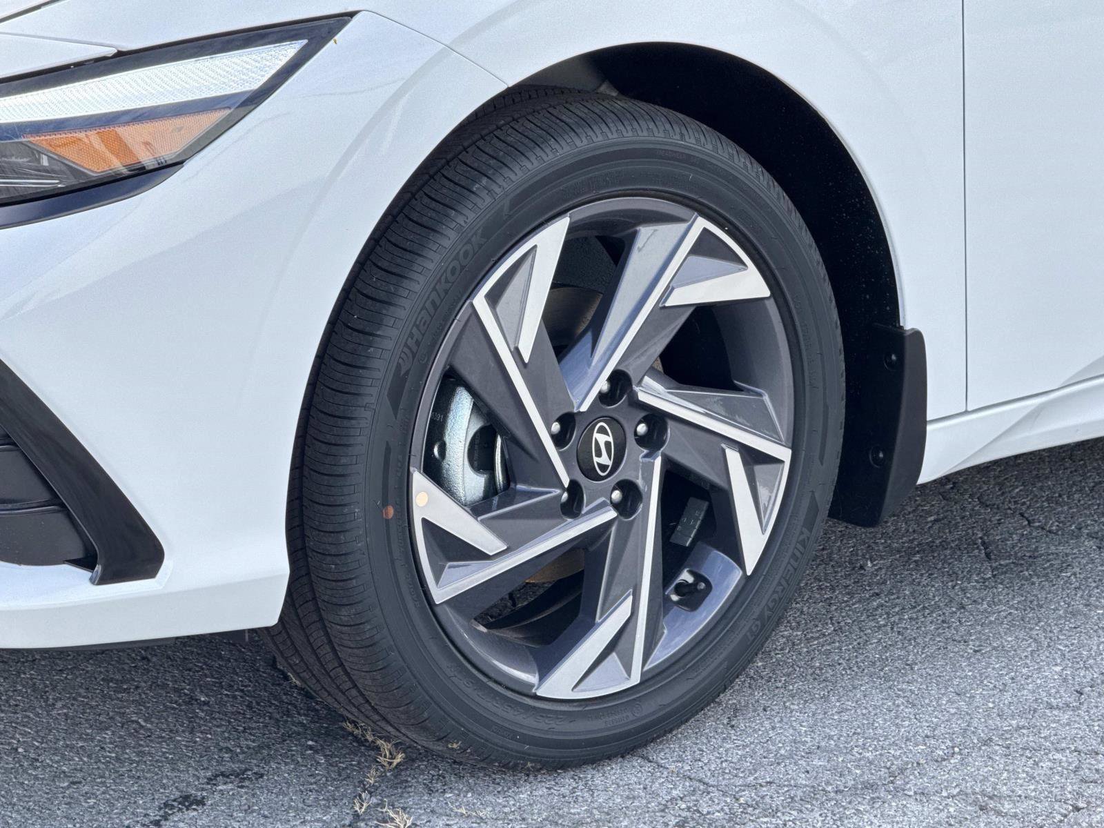 New 2025 Hyundai Elantra Limited image 18