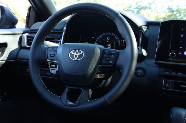 Used 2025 Toyota Camry SE image 12