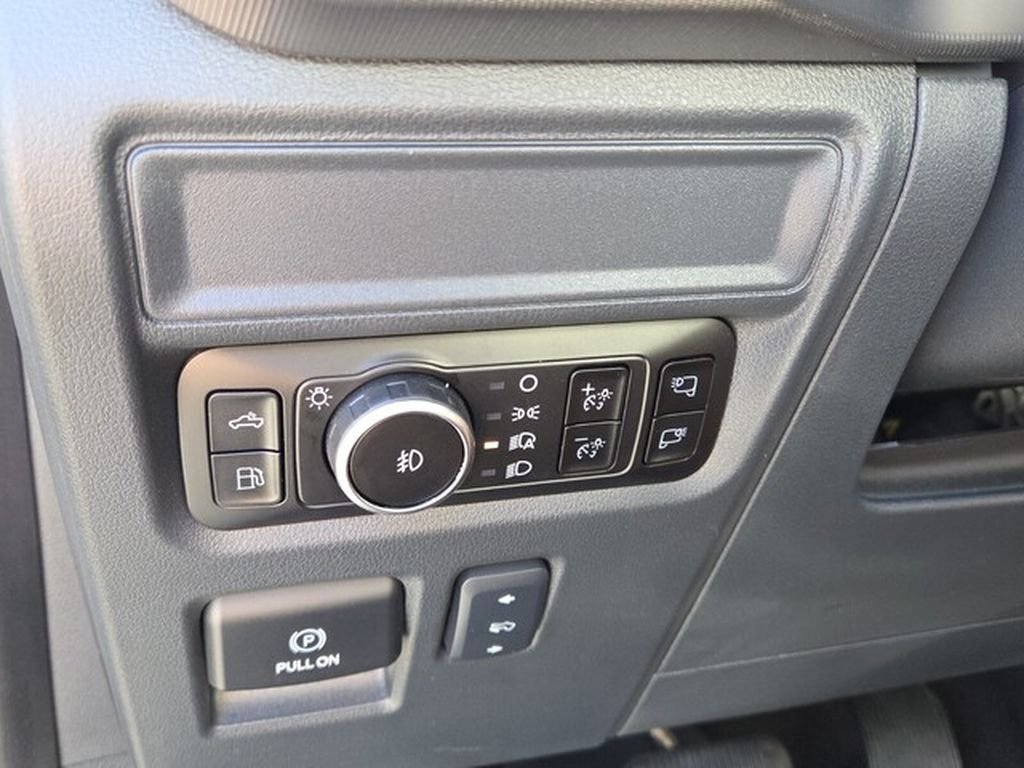 Used 2025 Ford F150 Platinum w/ FX4 Off-Road Package AWD/4WD image 31