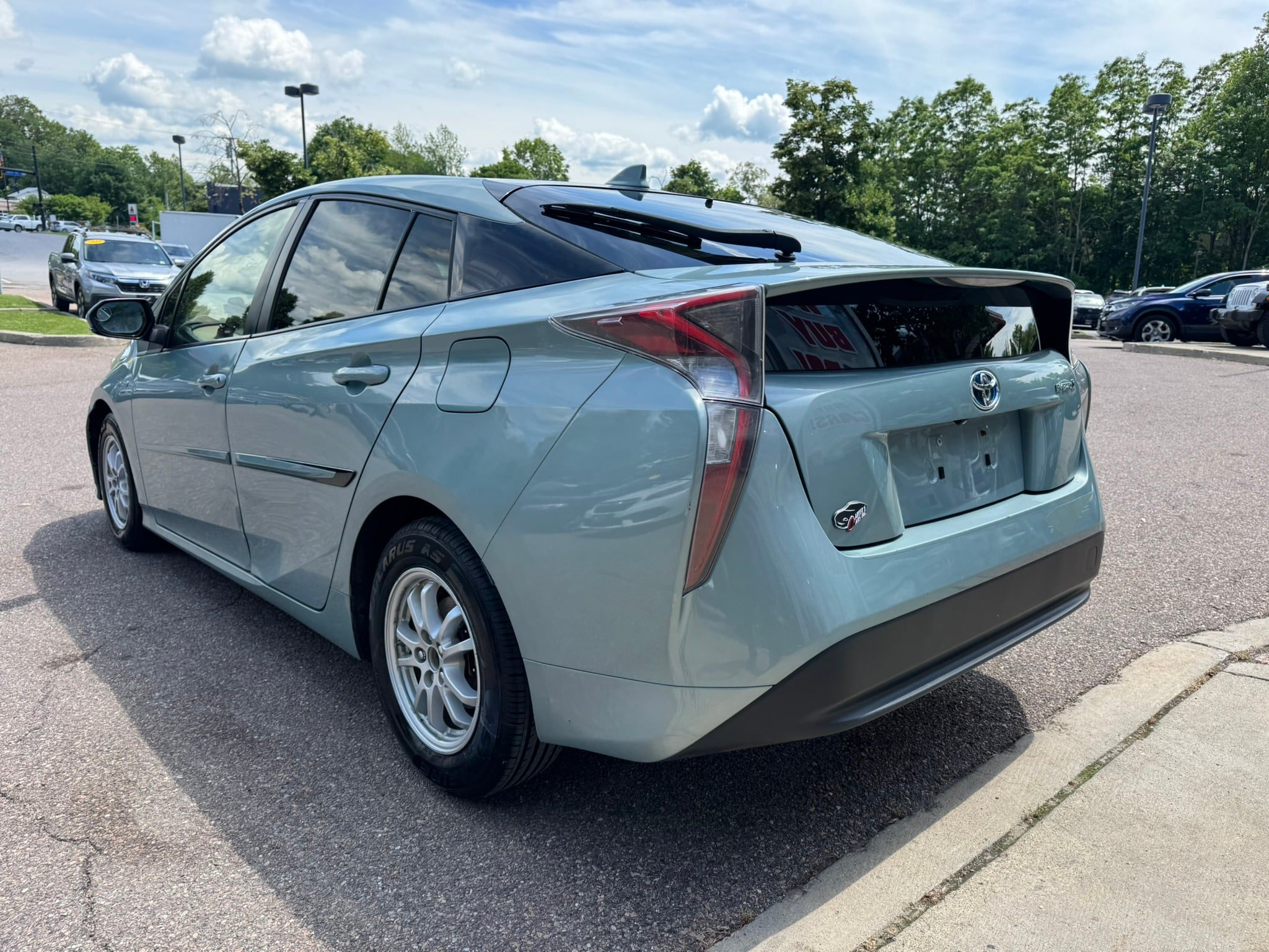 Used 2016 Toyota Prius Two w/ Preferred Accessory Package FWD image 5