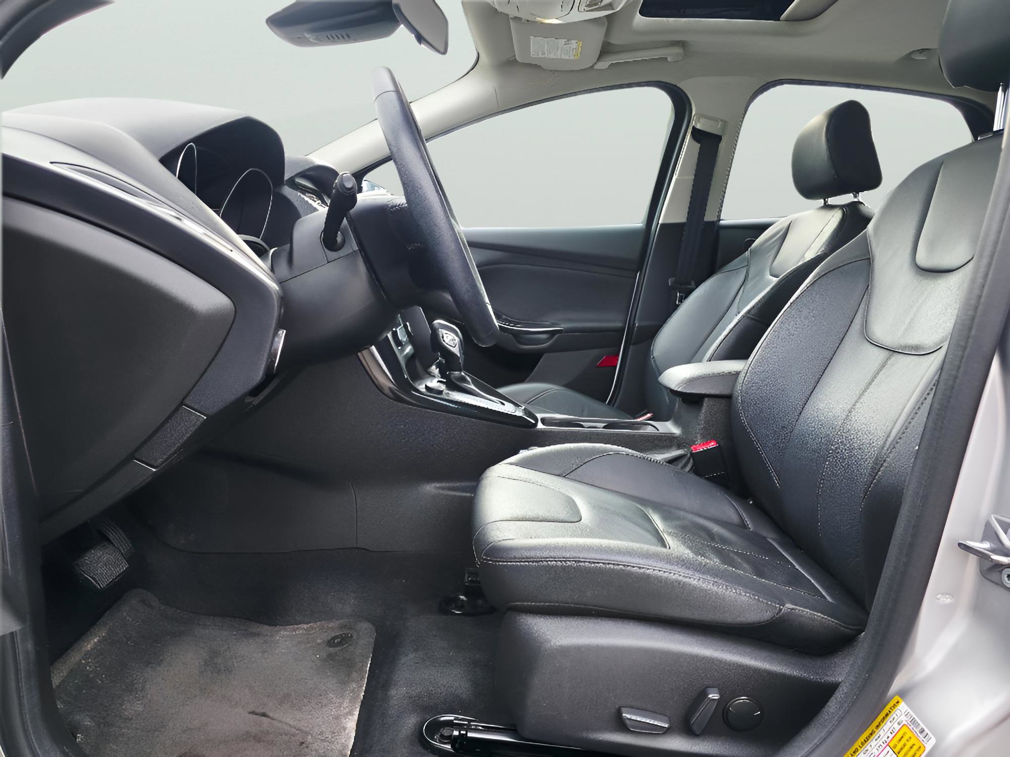 Used 2017 Ford Focus Titanium w/ Titanium Technology Package FWD image 9