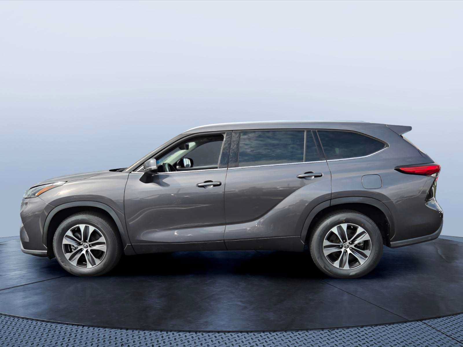 Used 2021 Toyota Highlander XLE FWD image 3