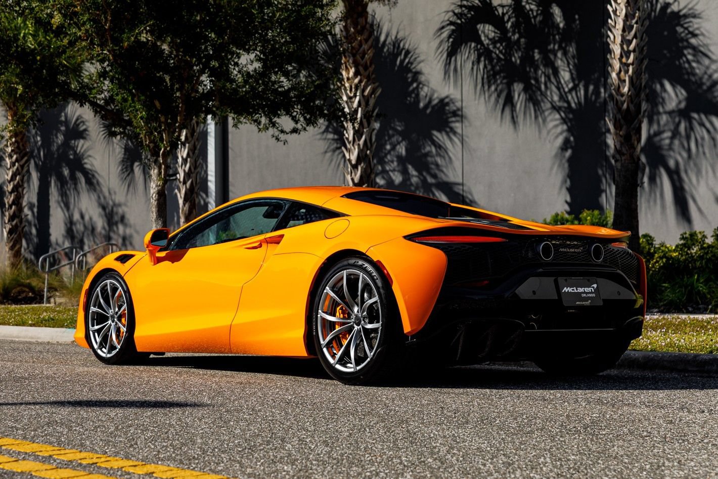 Used 2025 McLaren Artura RWD image 27