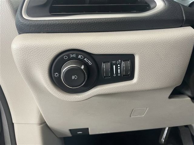 Used 2021 Chrysler Pacifica Touring image 13