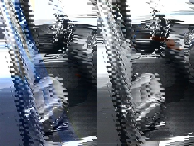 Certified 2023 Volvo XC60 B5 Ultimate image 30