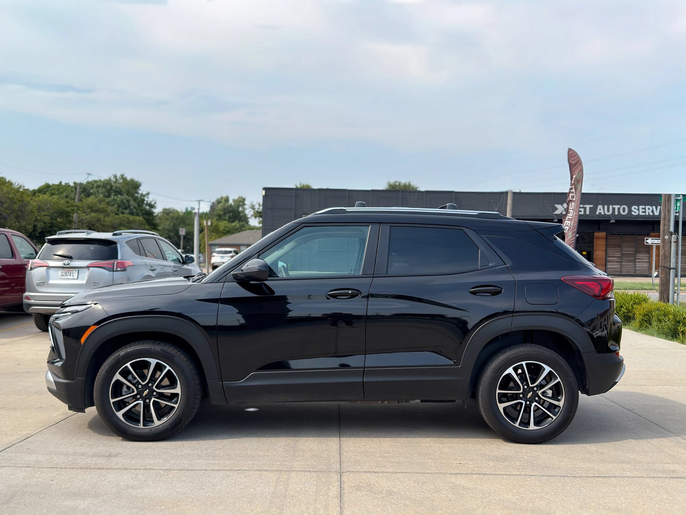 Used 2025 Chevrolet TrailBlazer LT w/ LT Cold Weather Package FWD image 4