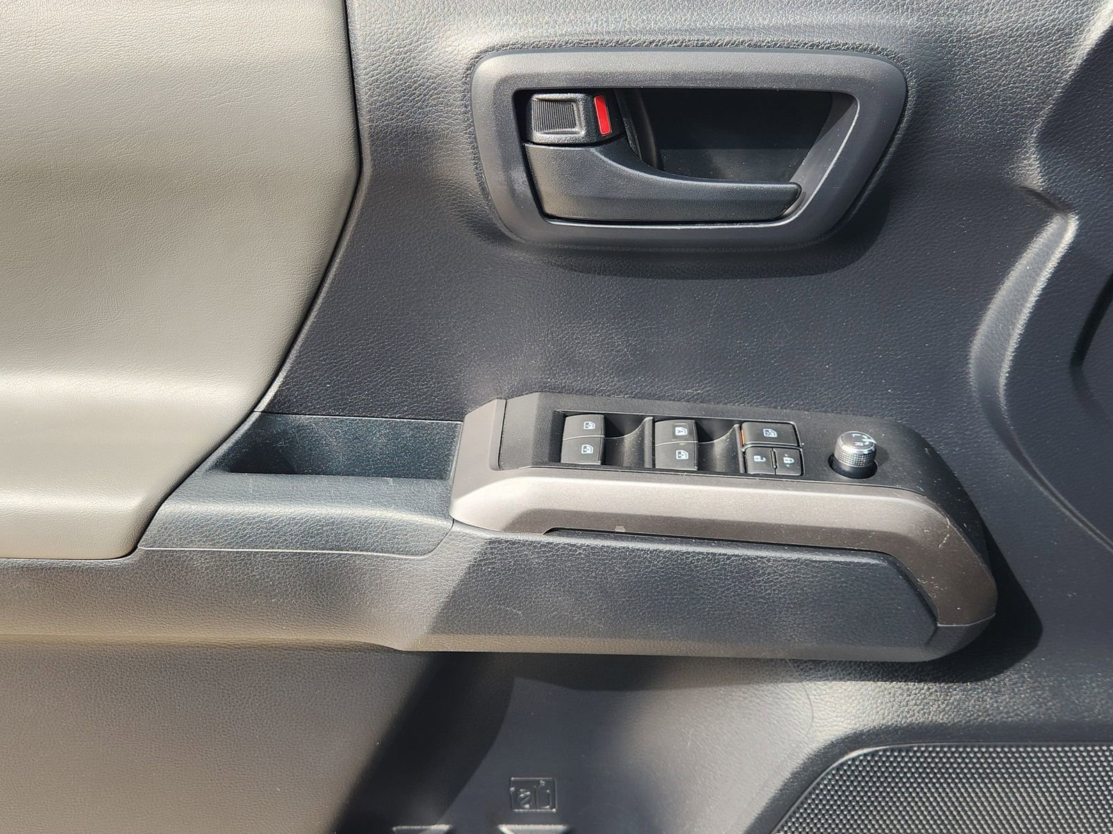 Used 2018 Toyota Tacoma SR5 image 27