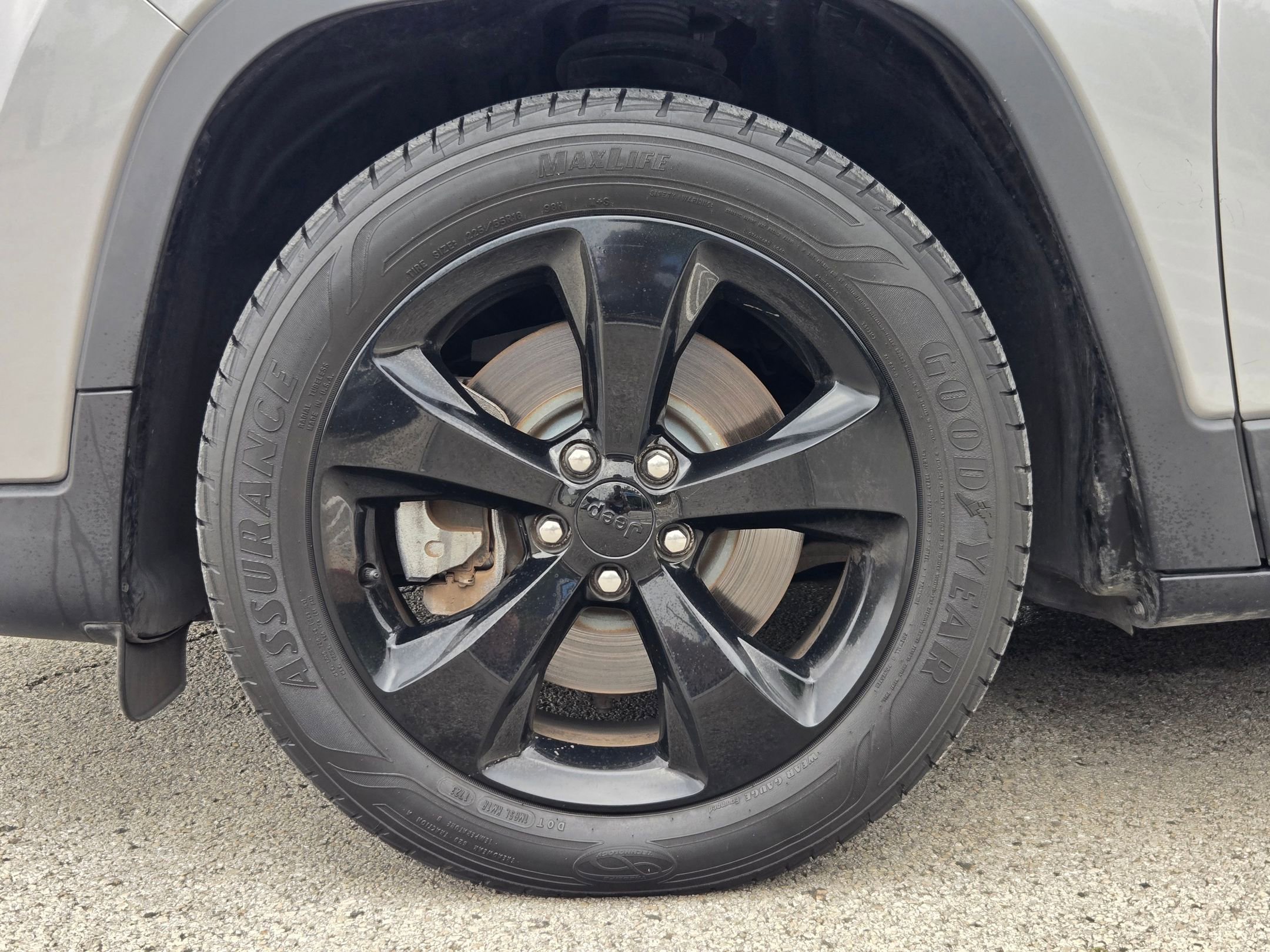 Used 2019 Jeep Cherokee Latitude Plus FWD image 28