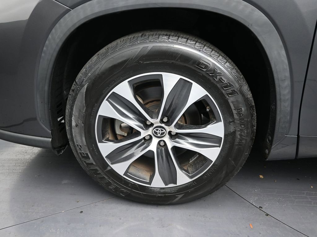 Used 2022 Toyota Highlander XLE FWD image 9