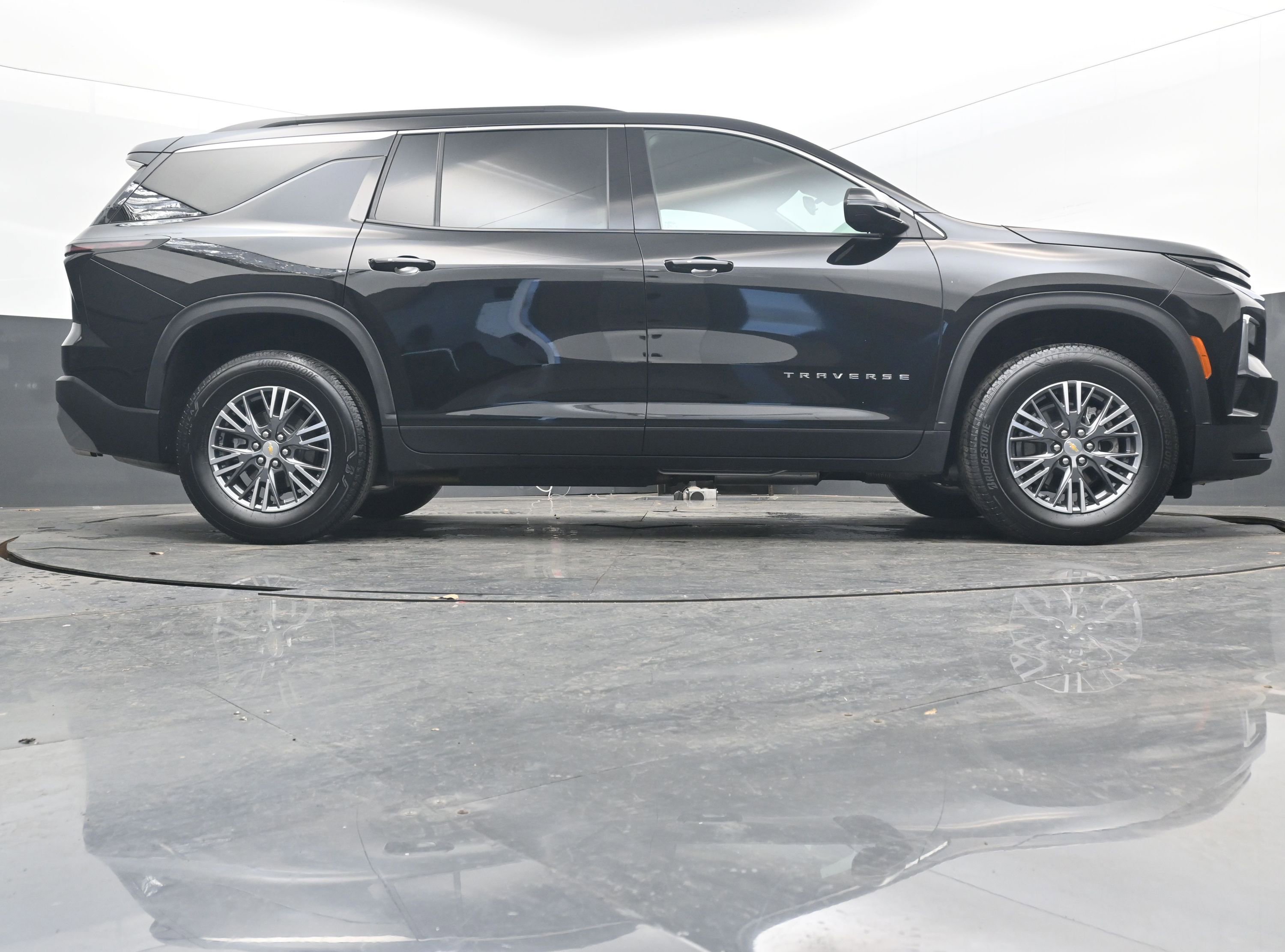 Used 2025 Chevrolet Traverse LT image 32