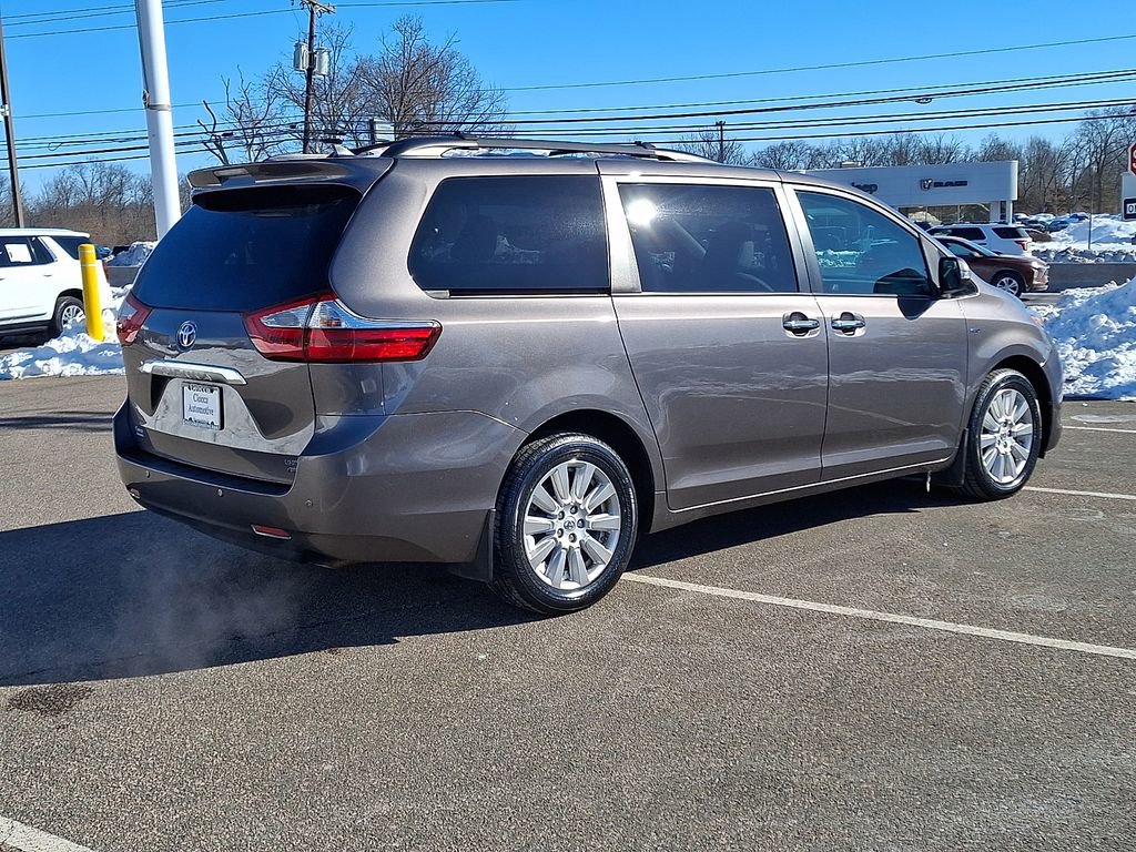 Used 2017 Toyota Sienna Limited image 9