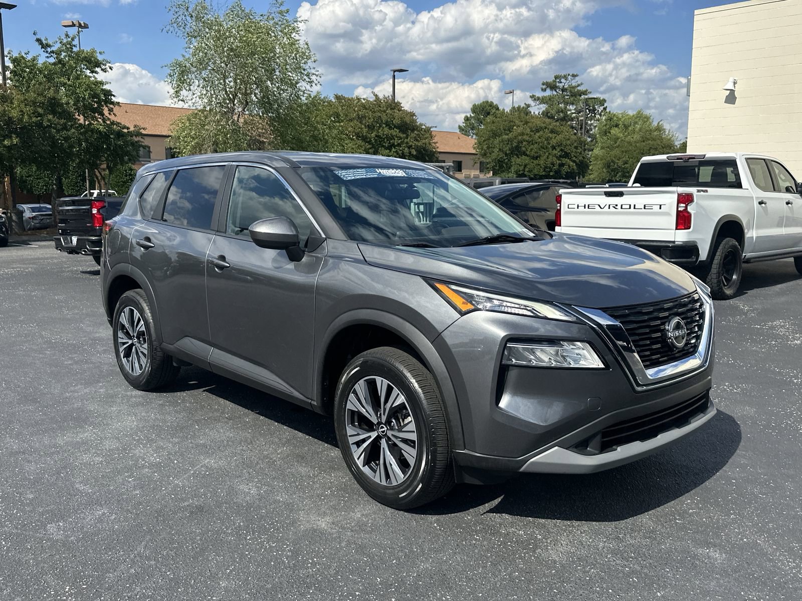 Used 2023 Nissan Rogue SV FWD image 2