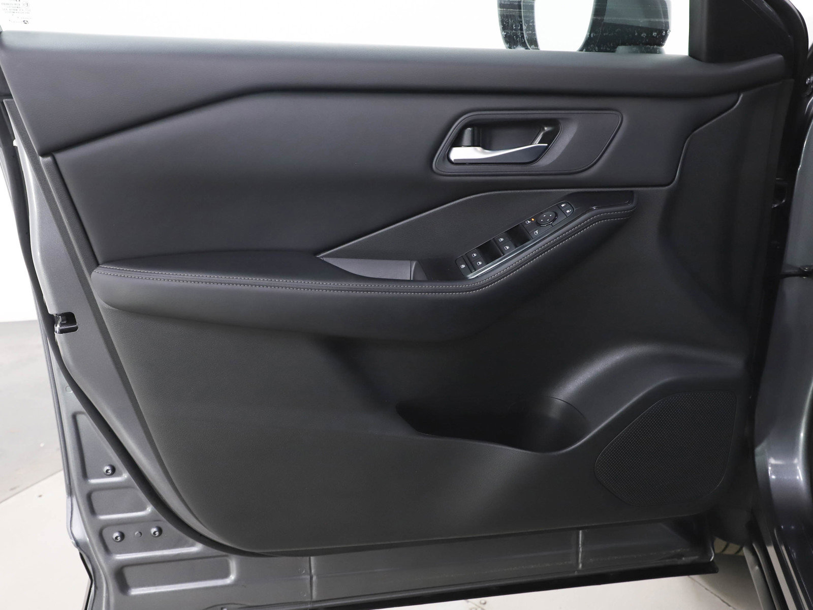 Used 2025 Nissan Rogue SV image 21