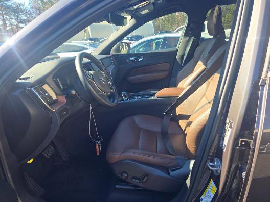 Used 2023 Volvo XC60 B5 Plus image 6