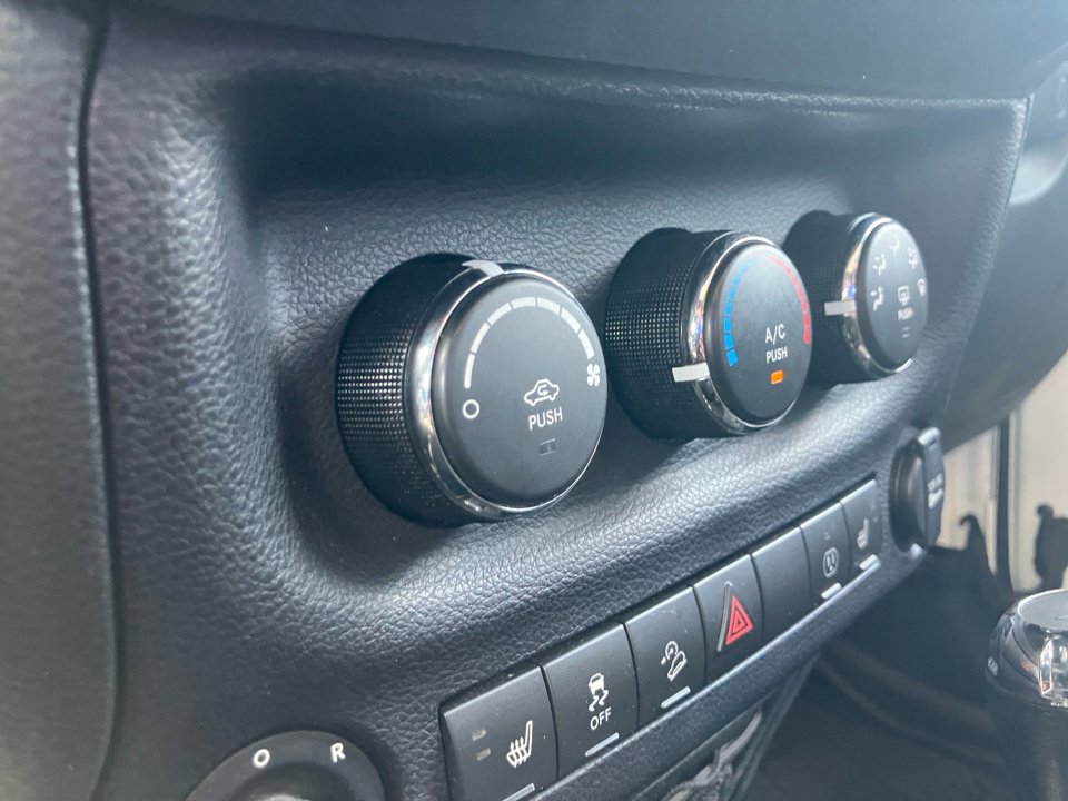 Used 2017 Jeep Wrangler Unlimited Sahara w/ Connectivity Group image 22