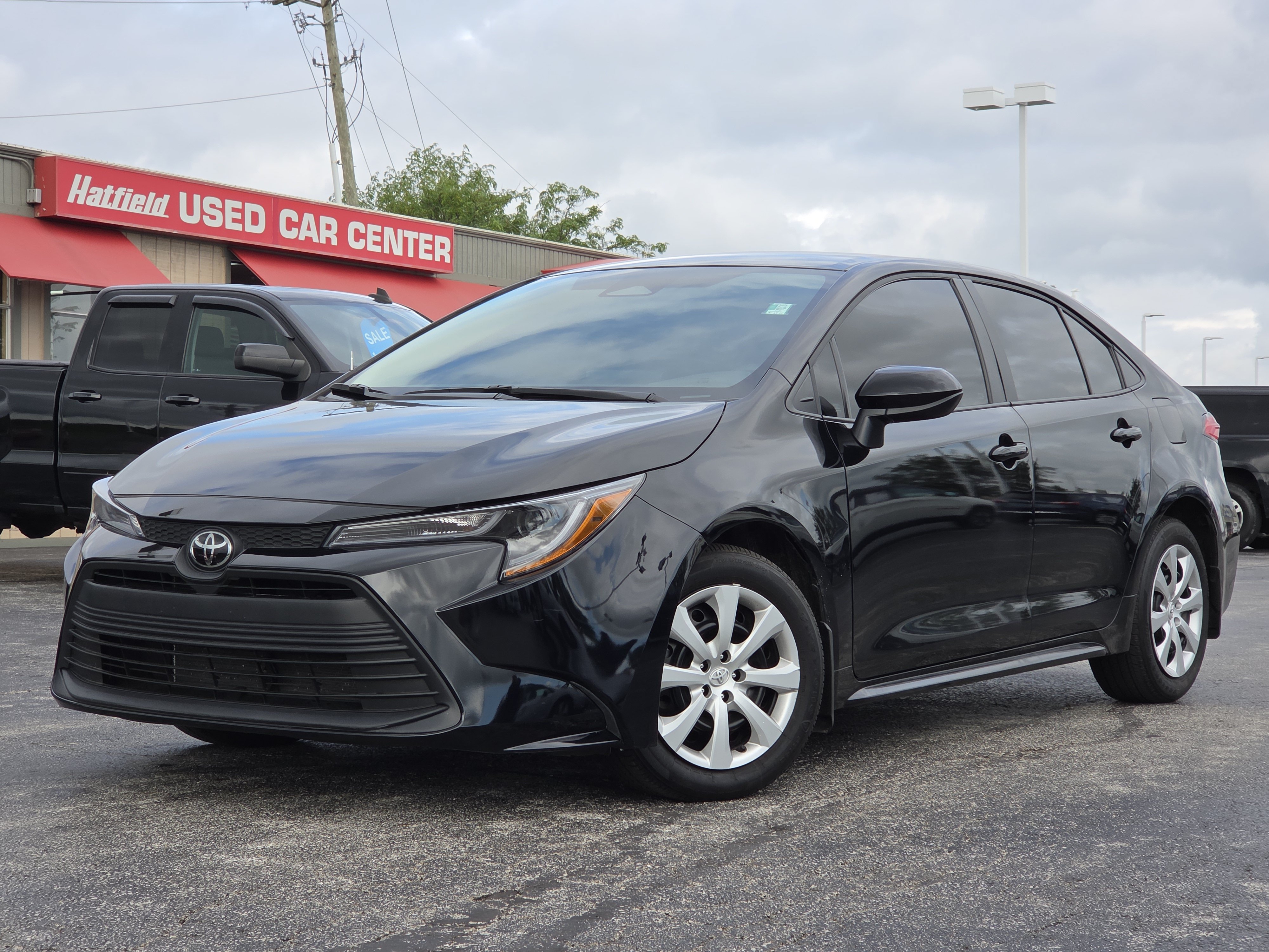 Used 2025 Toyota Corolla LE FWD image 2