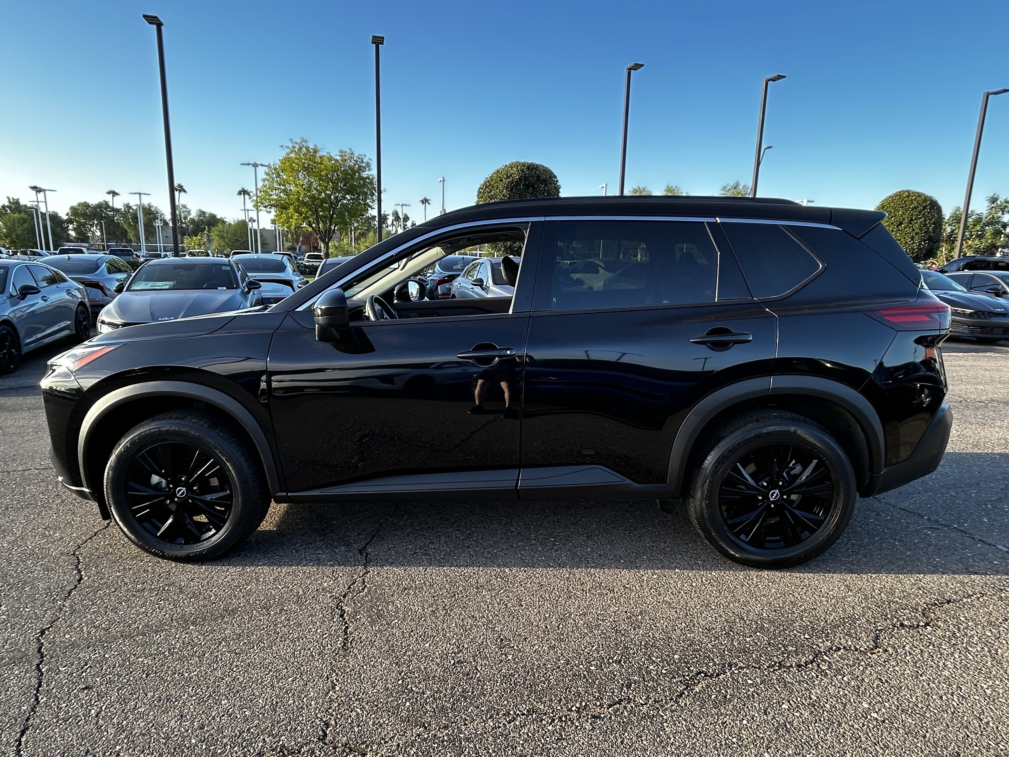 Used 2023 Nissan Rogue SV w/ SV Premium B Package image 3
