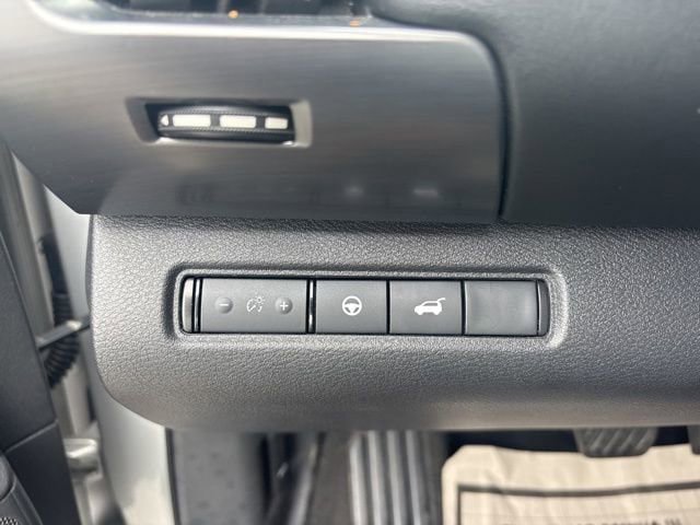 Used 2023 Nissan Pathfinder SL AWD/4WD image 19