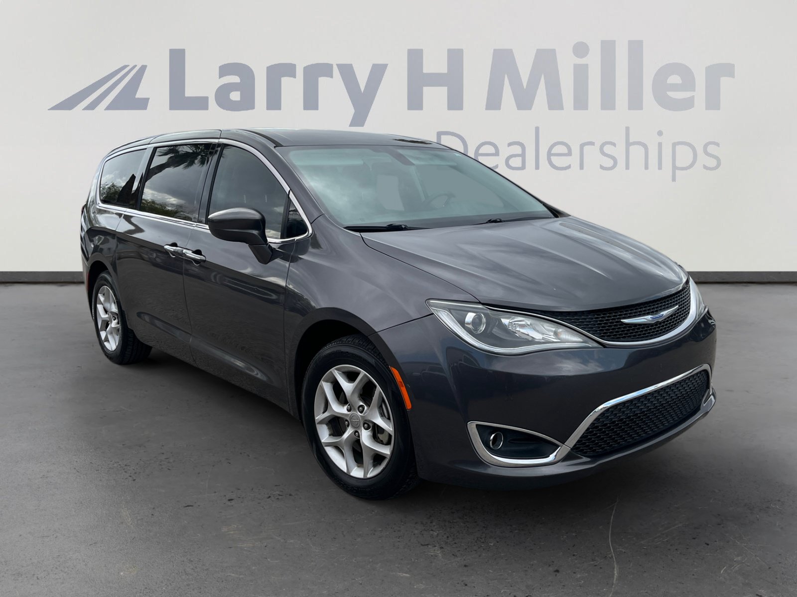 Used 2018 Chrysler Pacifica Touring Plus w/ Tire & Wheel Group FWD image 7