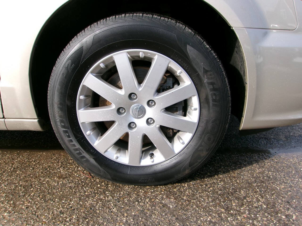 Used 2016 Chrysler Town & Country Touring FWD image 12