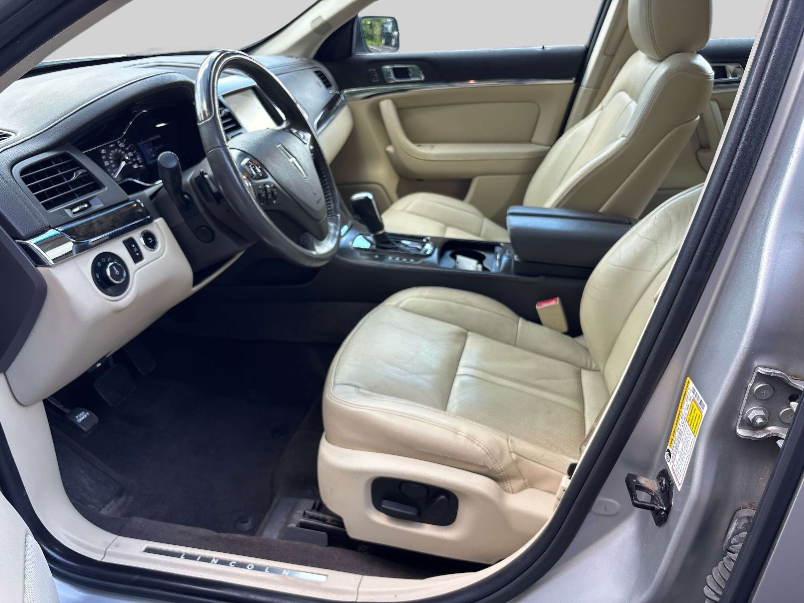 Used 2013 Lincoln MKS FWD image 9