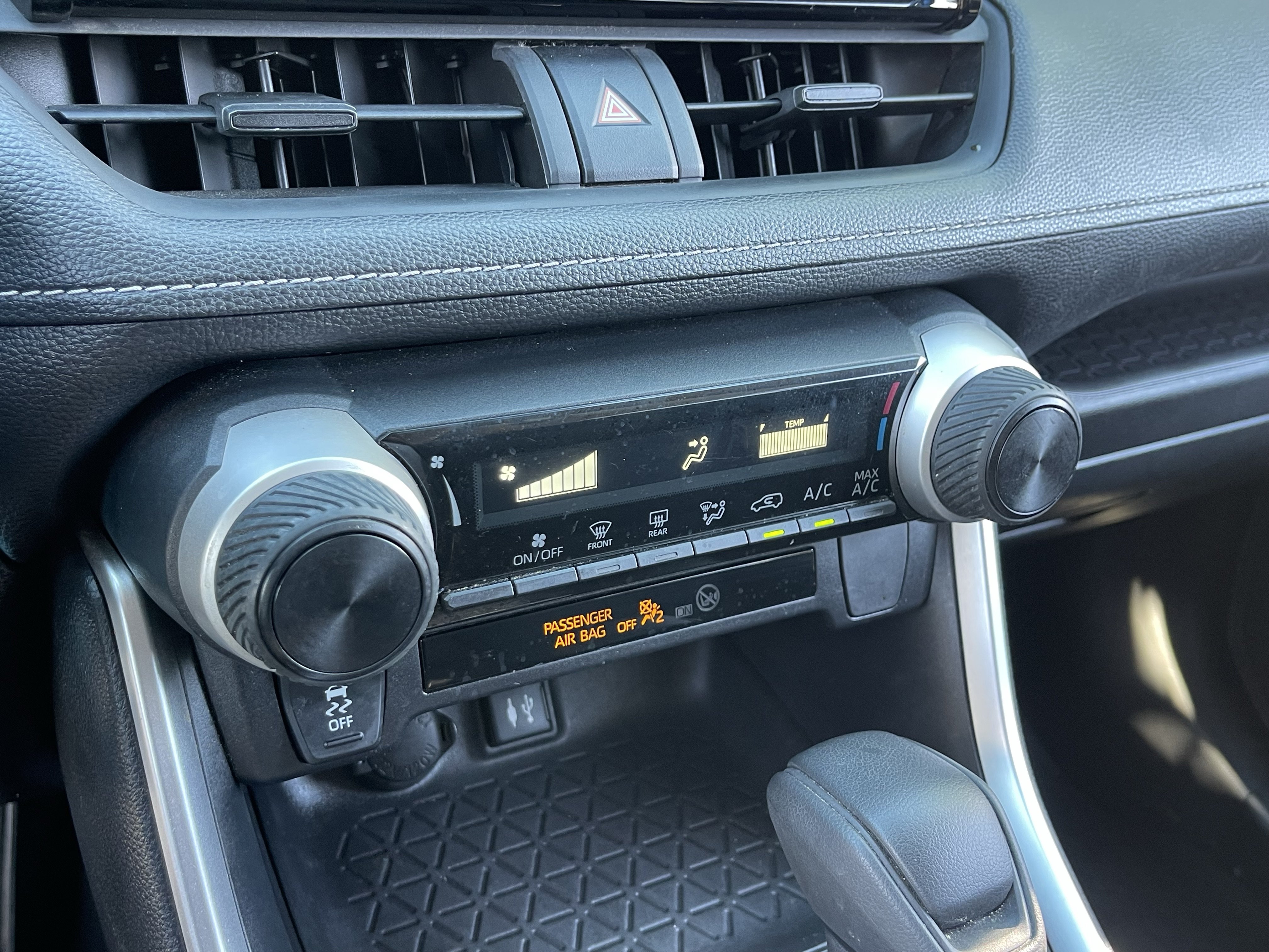 Used 2019 Toyota RAV4 LE w/ All Weather Liner Package FWD image 28