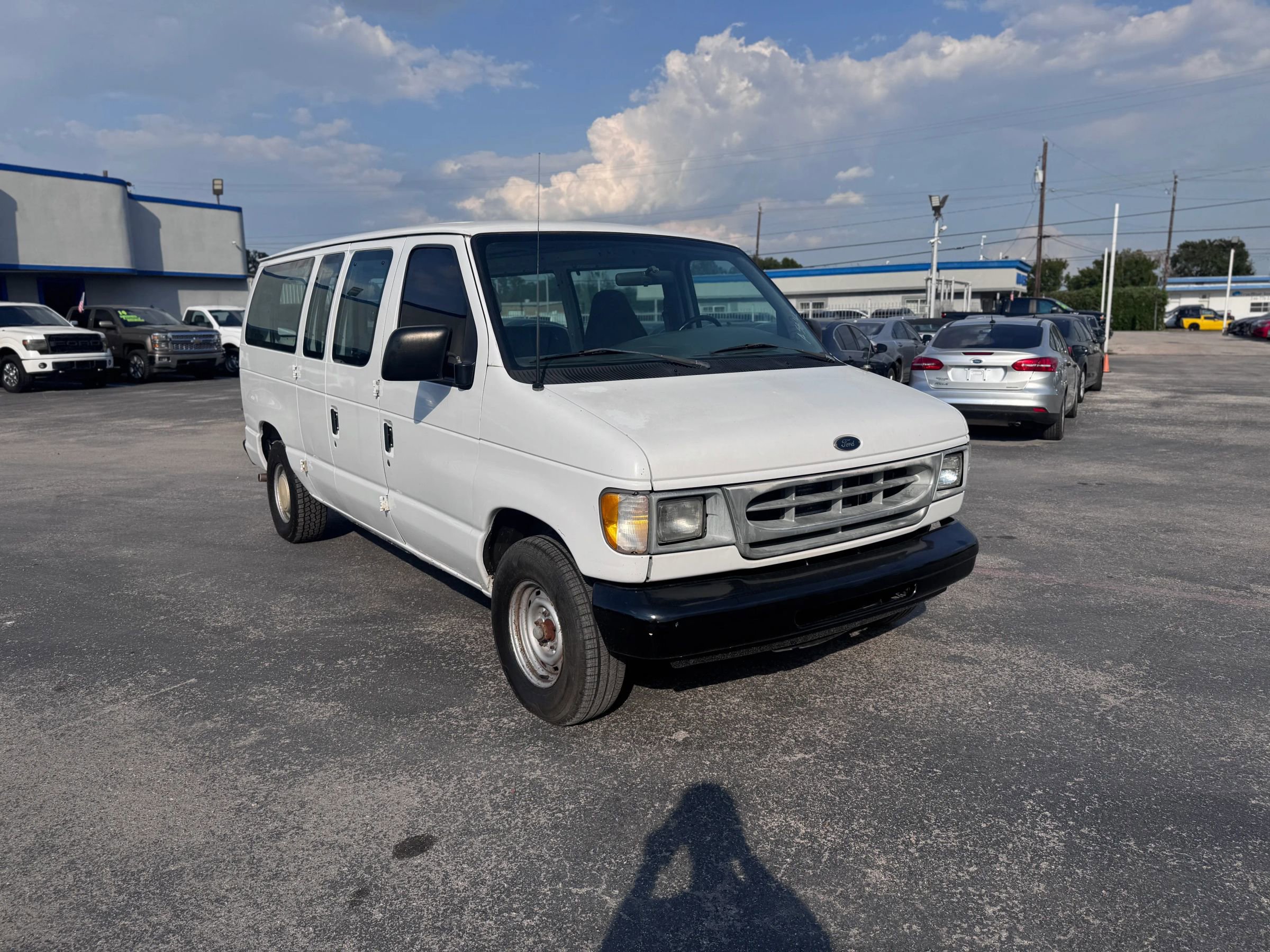 Used 2001 Ford E-150 and Econoline 150 image 3