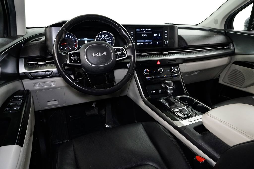 Certified 2022 Kia Carnival LX image 6