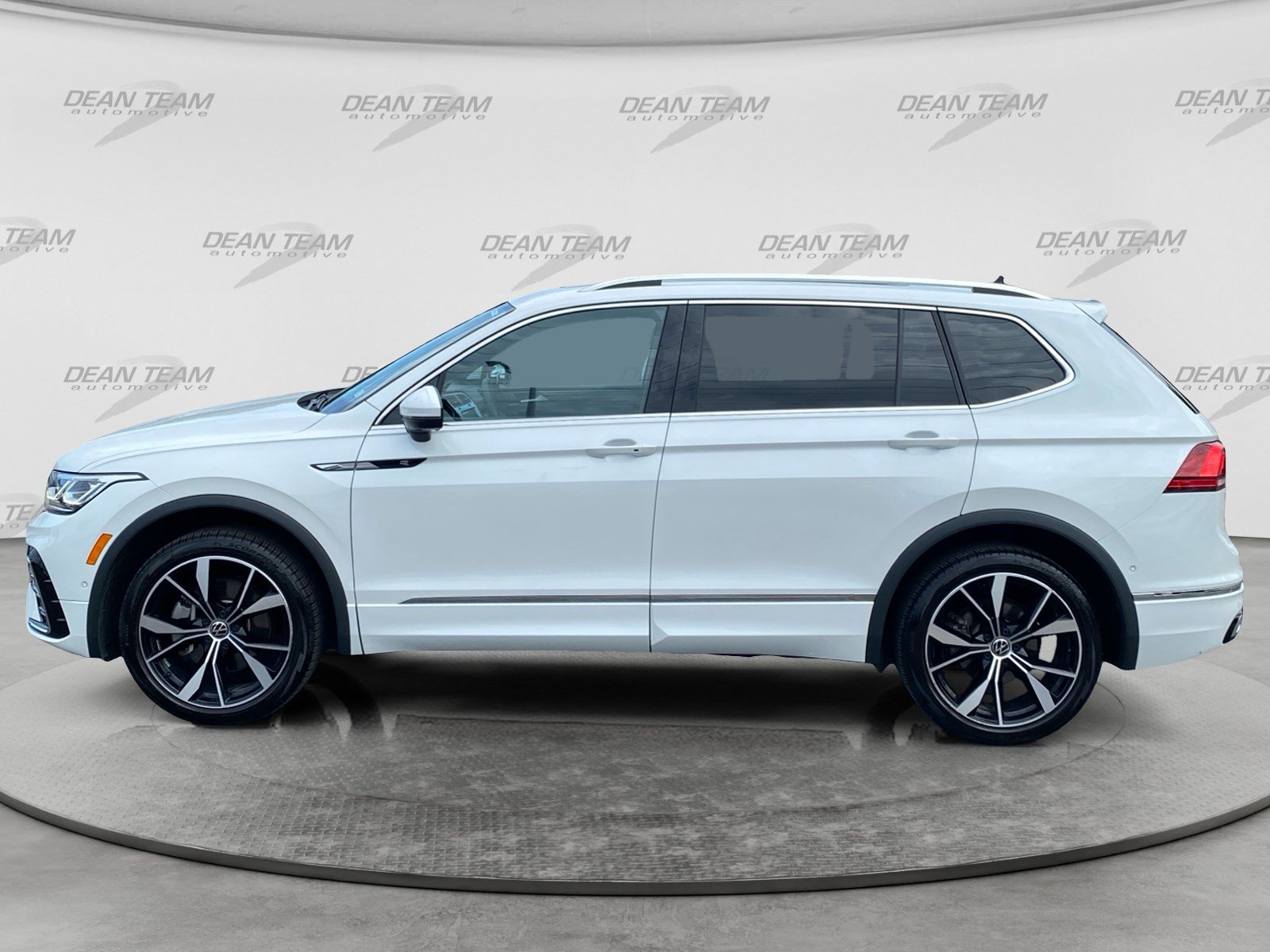 Used 2023 Volkswagen Tiguan SEL R-Line AWD/4WD image 4