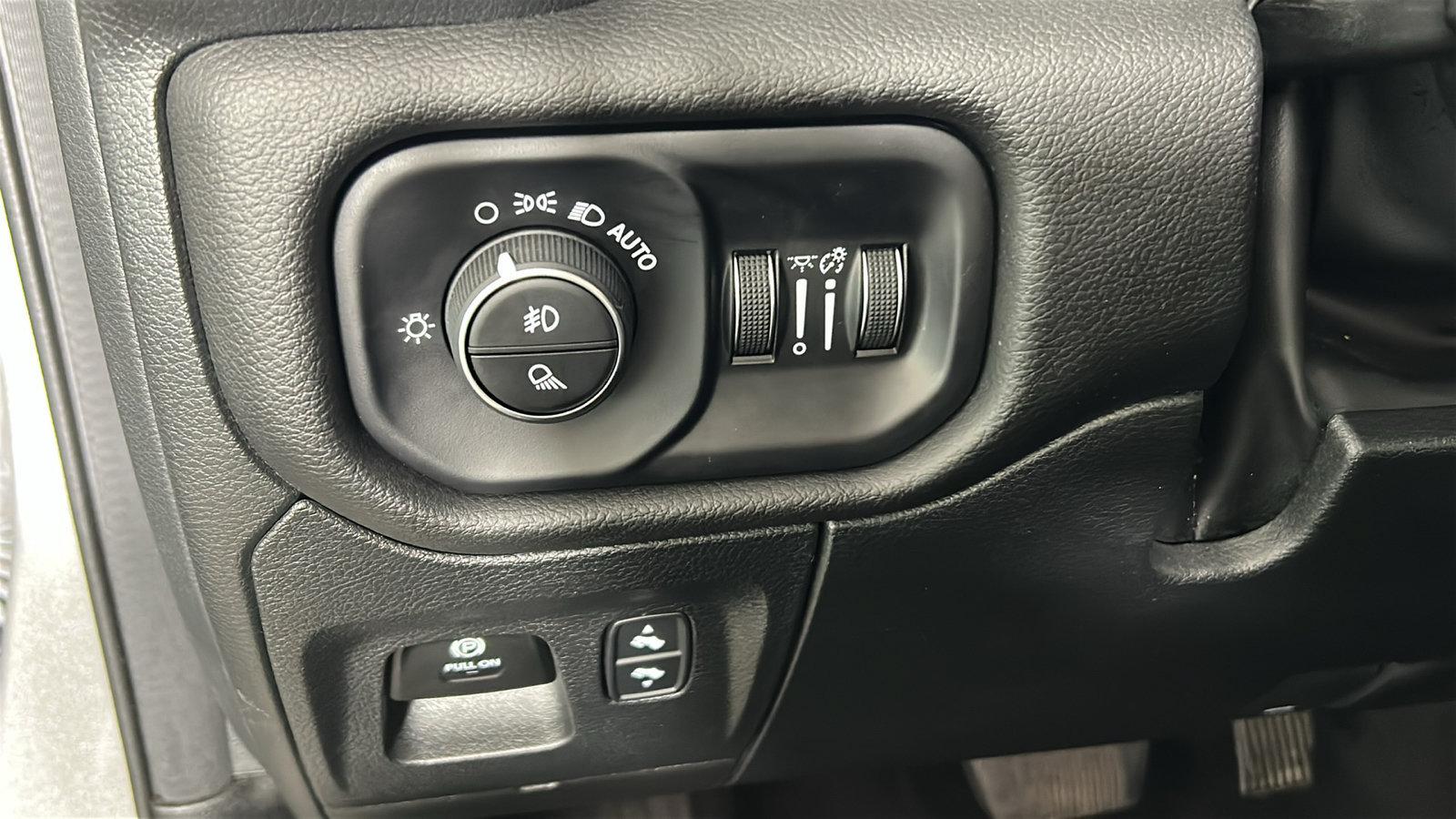 Used 2025 RAM 1500 4x4 Crew Cab image 23