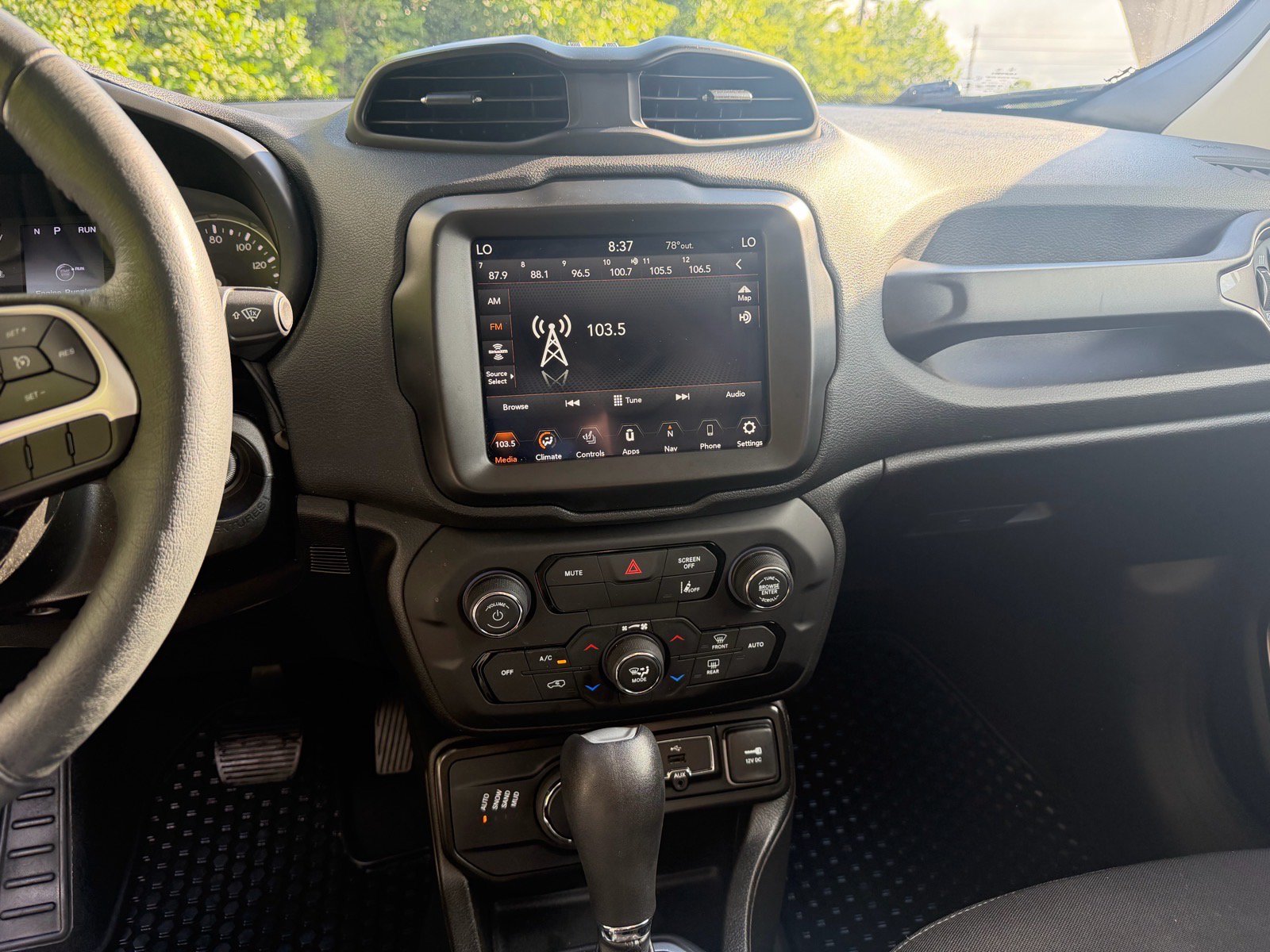 Used 2023 Jeep Renegade Latitude w/ Sun/Sound Group AWD/4WD image 37