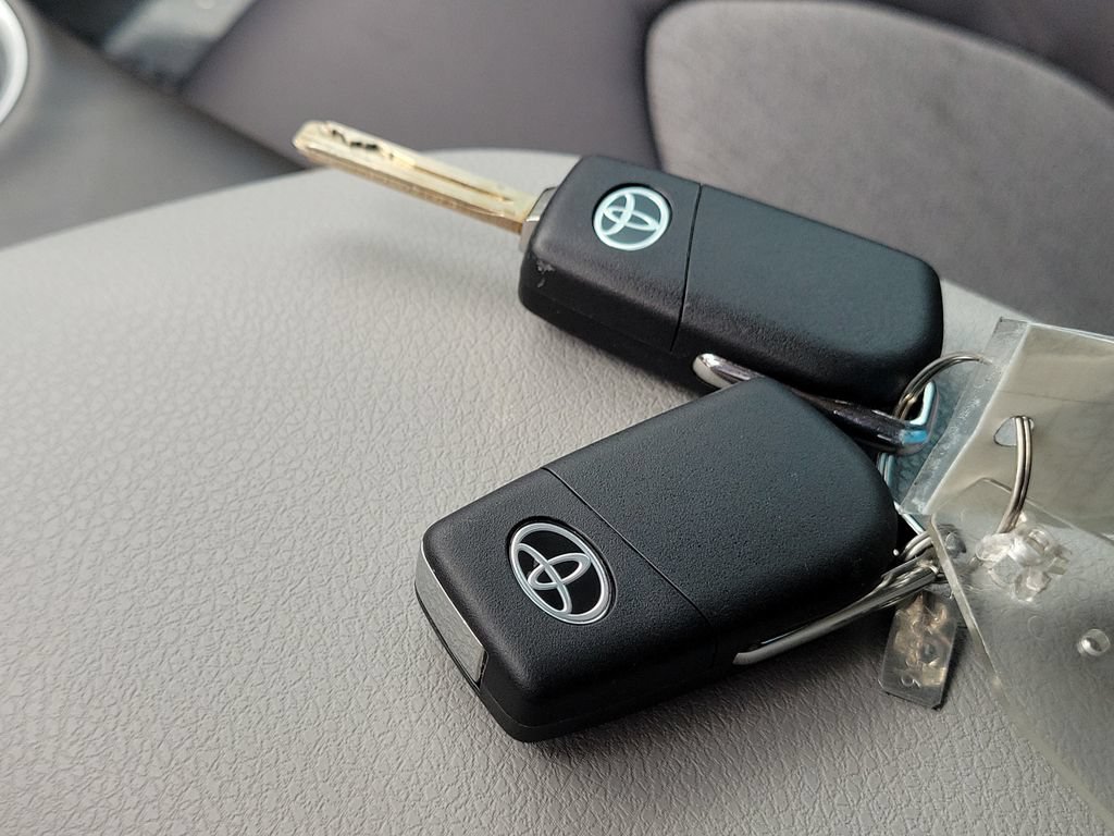 Used 2022 Toyota Camry LE FWD image 32