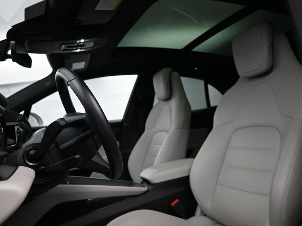 Certified 2024 Porsche Macan 4 Electric image 5