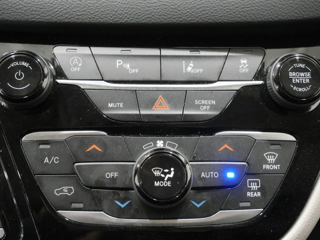 Used 2024 Chrysler Pacifica Touring-L FWD image 19