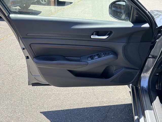 Used 2022 Nissan Altima 2.5 SR w/ Midnight Edition Package FWD image 13