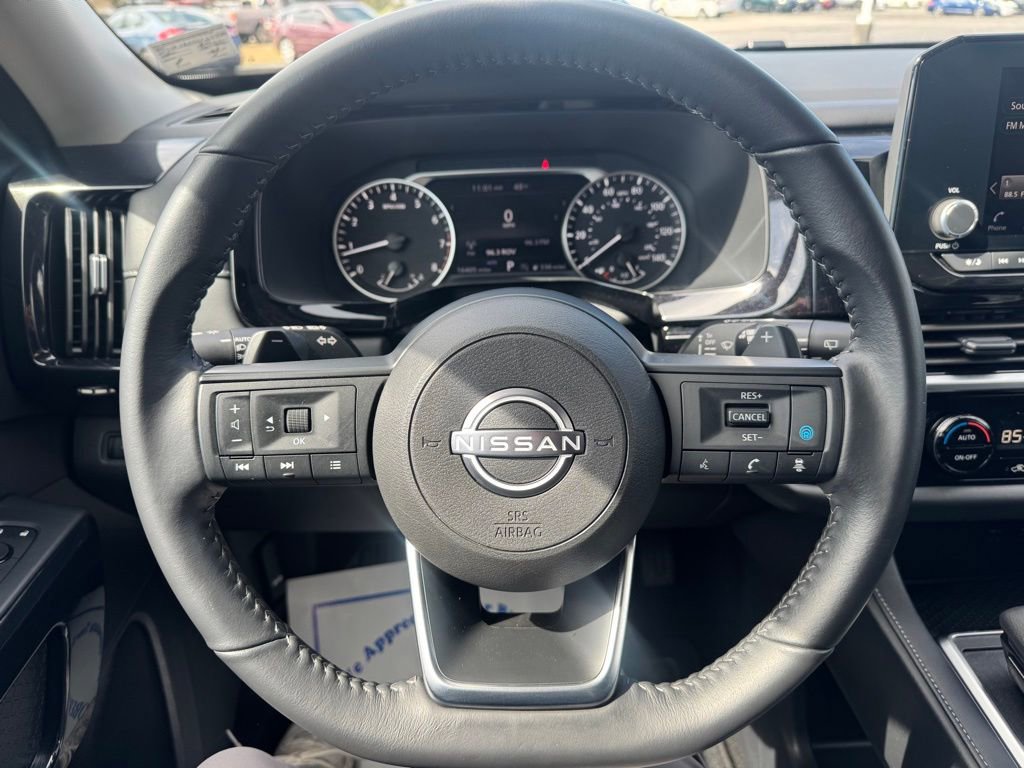 Used 2025 Nissan Pathfinder SV image 18