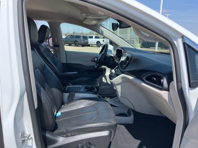 Used 2018 Chrysler Pacifica Touring-L Plus image 18