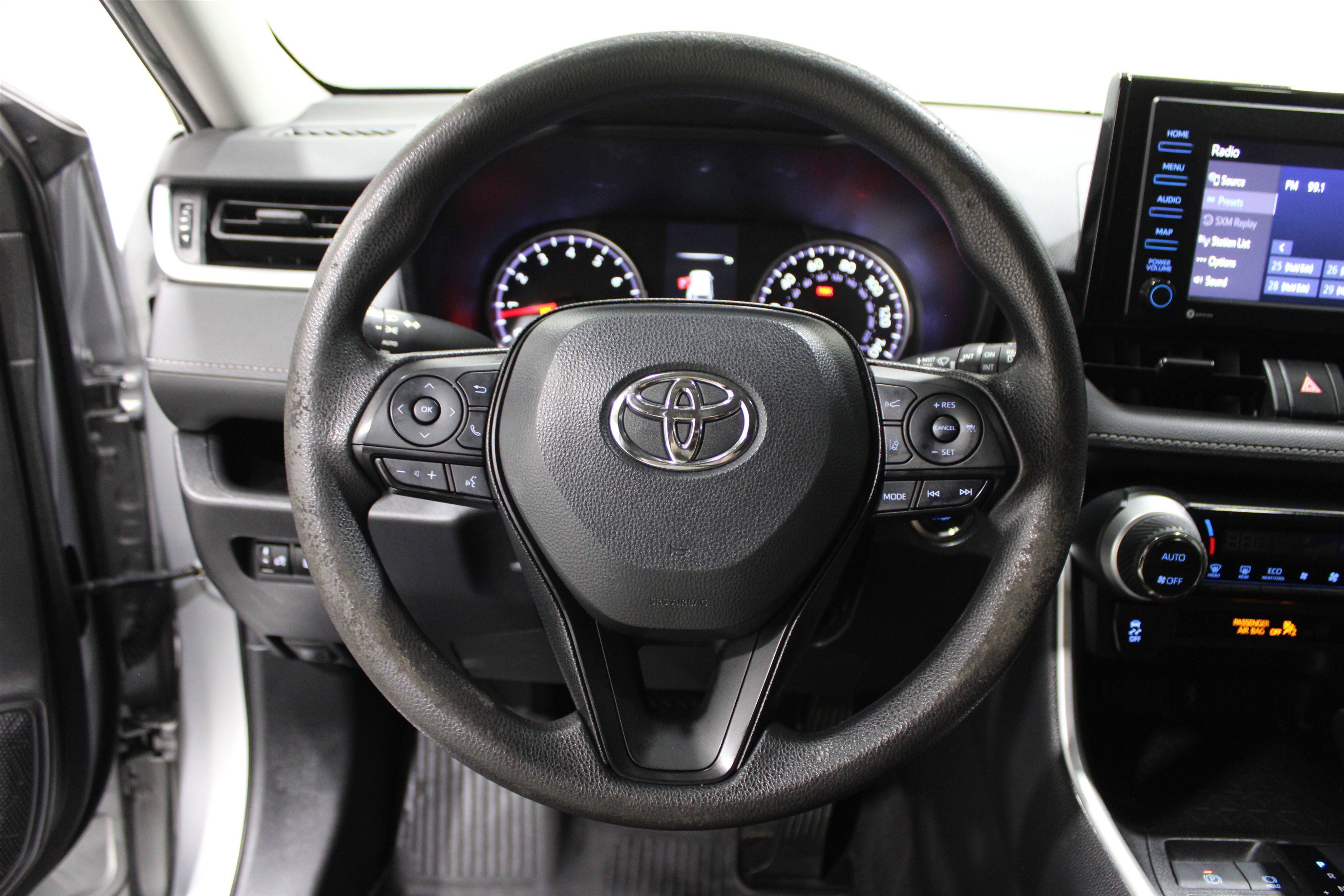 Used 2022 Toyota RAV4 XLE image 9