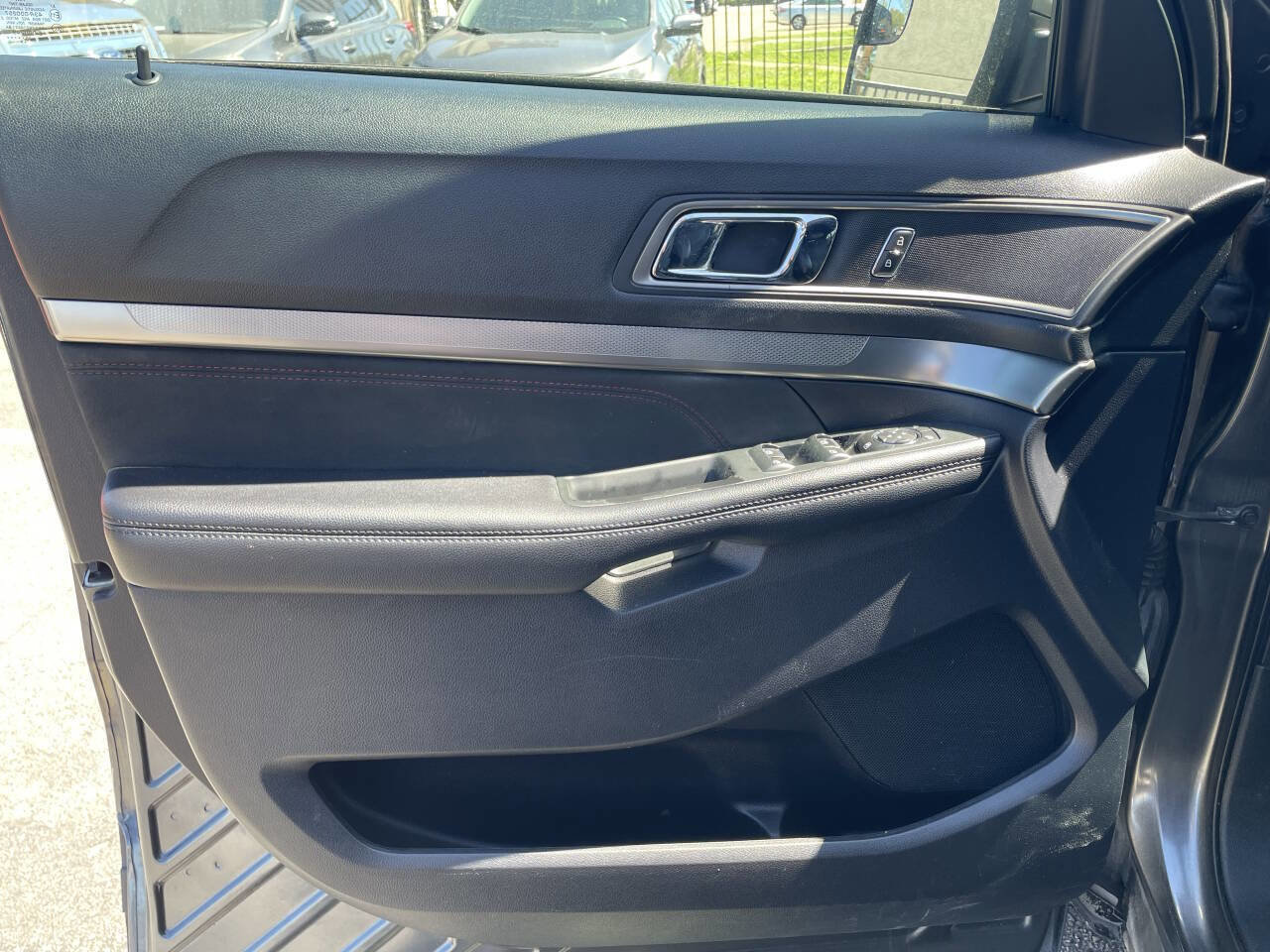 Used 2018 Ford Explorer XLT w/ Equipment Group 202A image 9