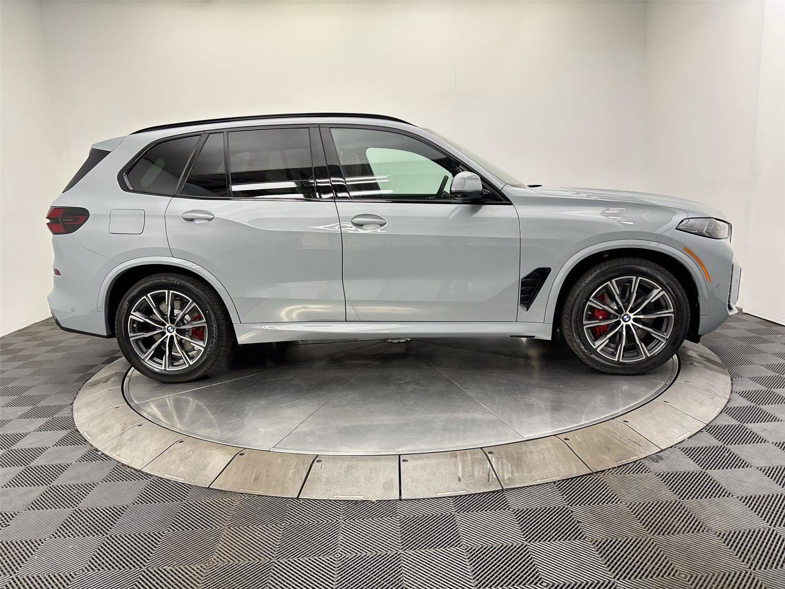 New 2026 BMW X5 xDrive50e w/ M Sport Package AWD/4WD image 17