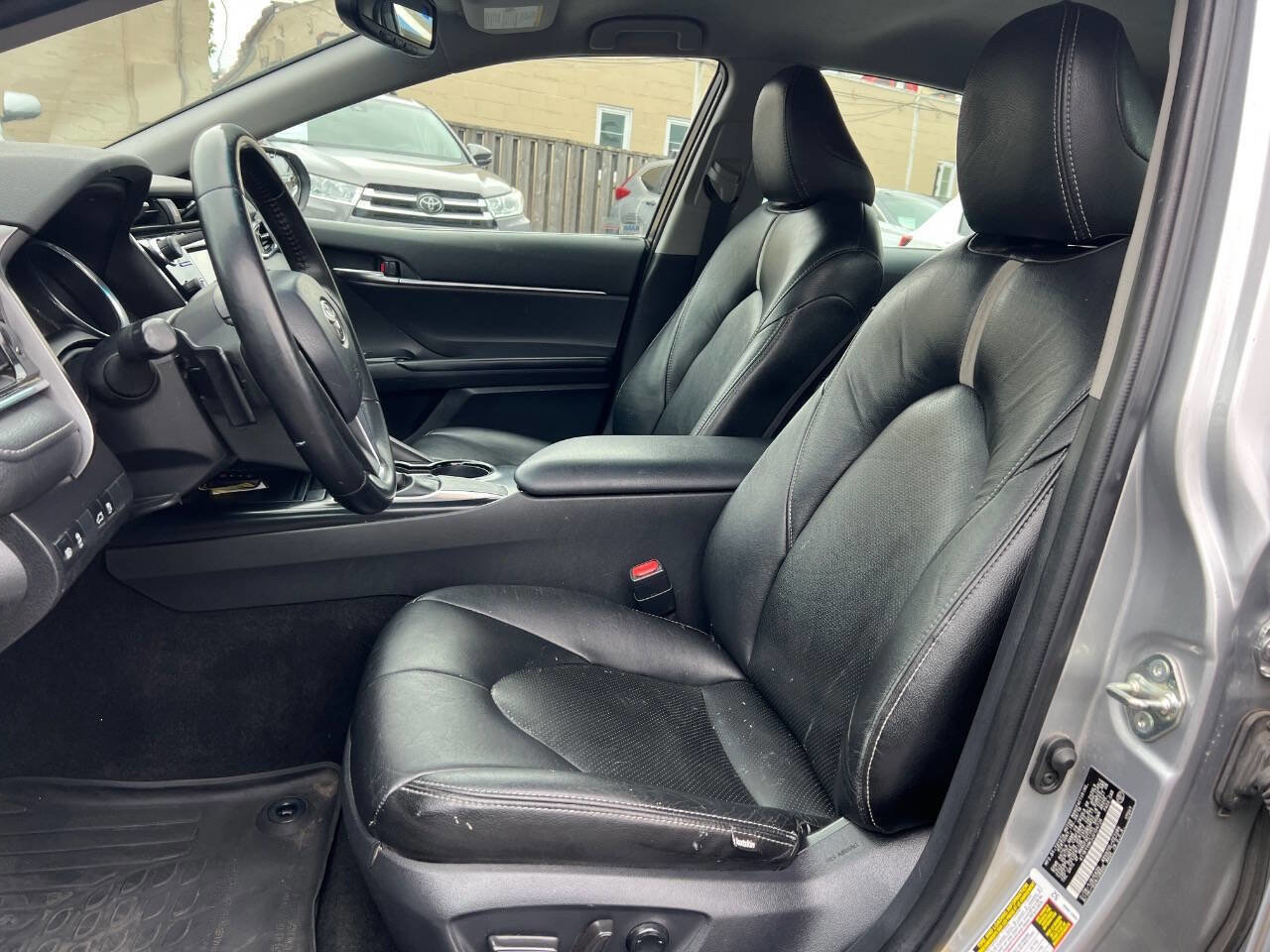 Used 2018 Toyota Camry SE w/ Convenience Package FWD image 8