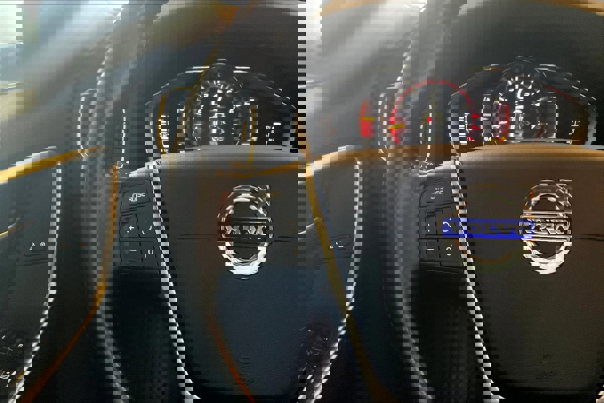 Used 2018 Volvo S60 T5 Inscription image 18