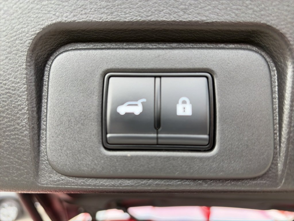 Used 2025 Nissan Rogue SV AWD/4WD image 17