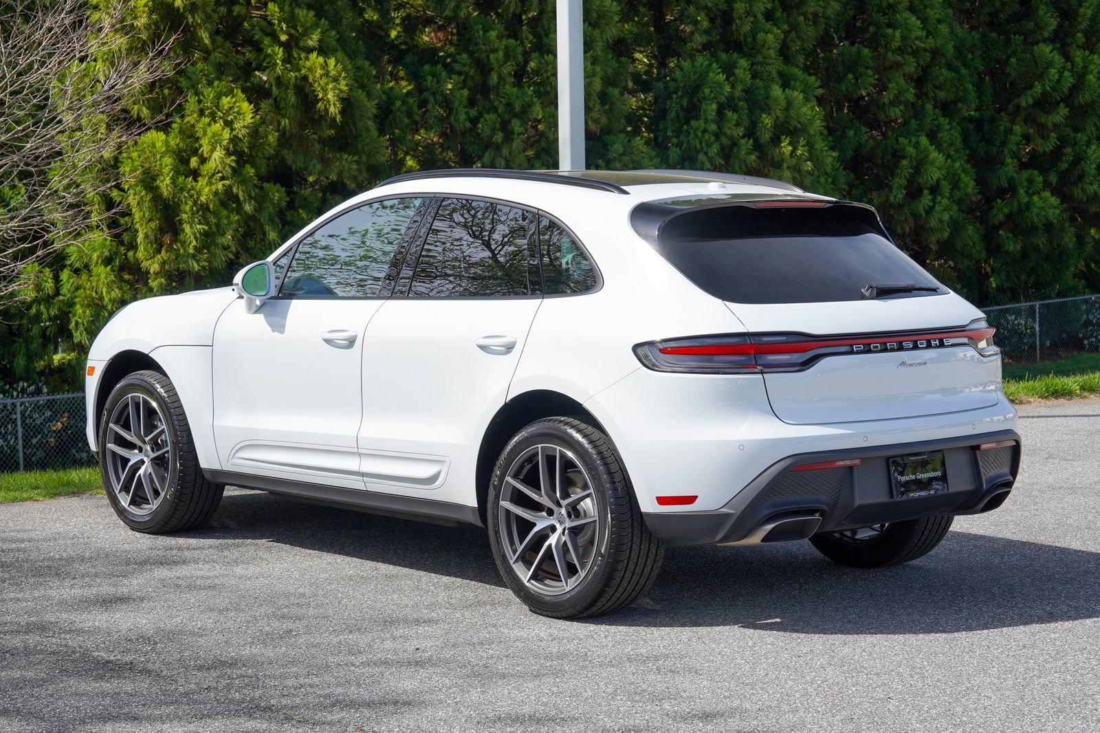 Certified 2025 Porsche Macan image 3