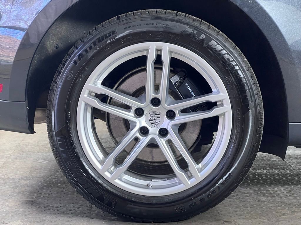 Certified 2025 Porsche Macan image 14